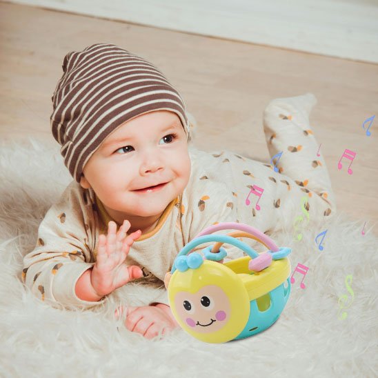 Bébé content avec hochet sensoriel