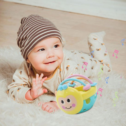 Bébé content avec hochet sensoriel