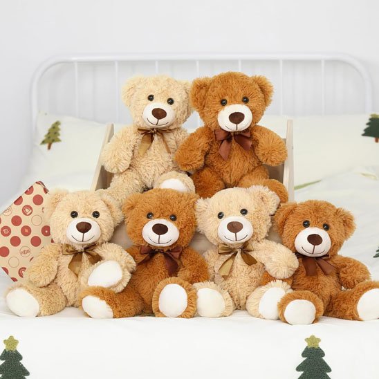 Ensemble de cinq ours en peluche brun