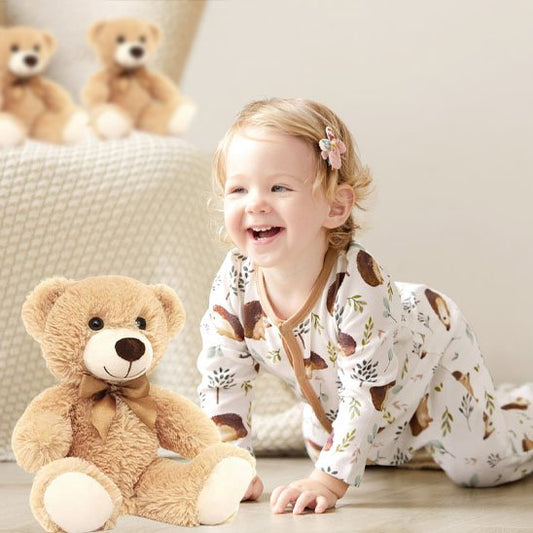 Fille souriante avec ours en peluche