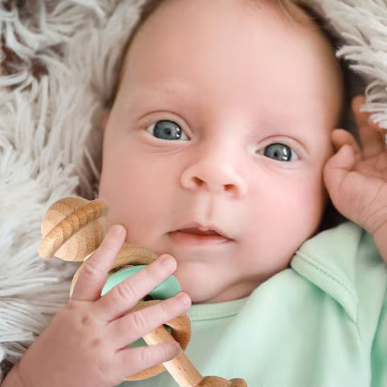 Hochet bébé en bois avec couleurs douces pour nouveau-né