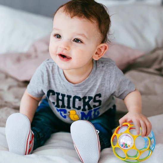 Hochet bébé forme balle sensorielle avec grelots