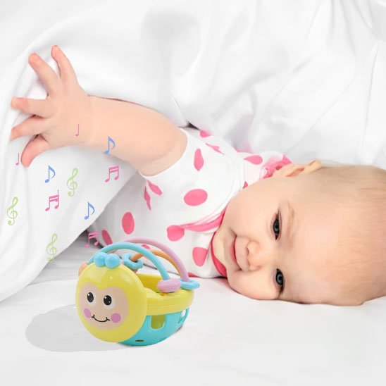 bébé jouant avec Hochet sensoriel