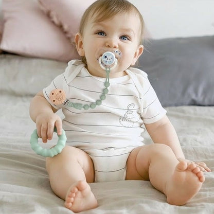 bebe avec anneau de dentition en silicone avec clip en bois