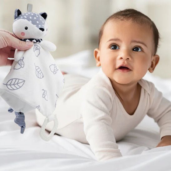 bébé avec doudou bébé renard