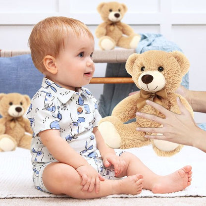 bébé avec ours en peluche