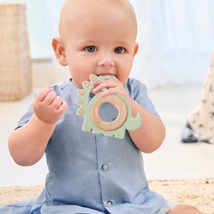 bébé interagissant avec anneau de dentition