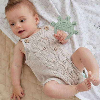 bébé interagissant avec anneau de dentition en silicone