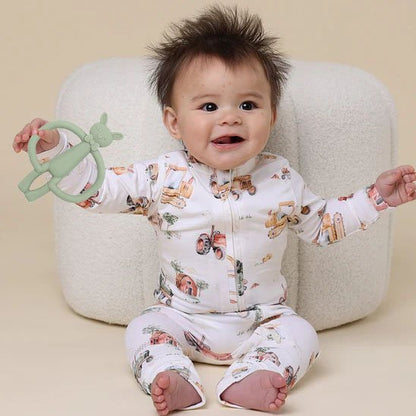 bébé jouant avec anneau de dentition chat animal