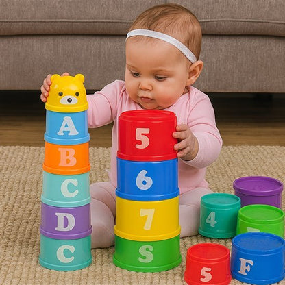 bébé jouant avec jouet bebe empilable coloré