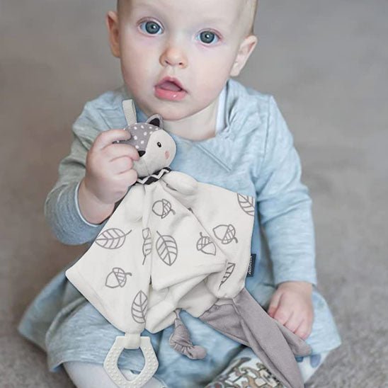 bébé_mignon_avec_doudou_bébé_renard