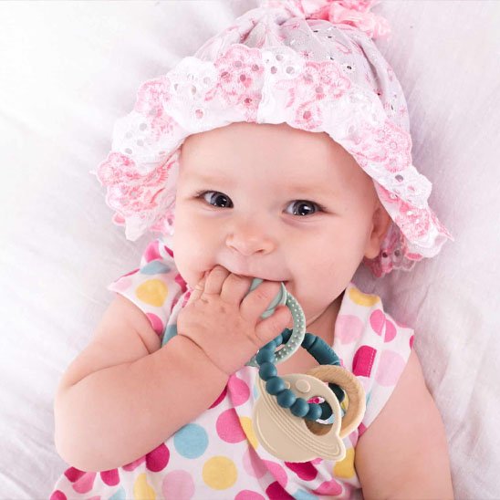 bébé s’amuse avec anneau de dentition ludique.
