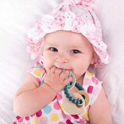 bébé s’amuse avec anneau de dentition ludique.