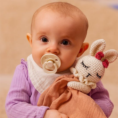 Bébé tenant doudou bébé artisanal crochet