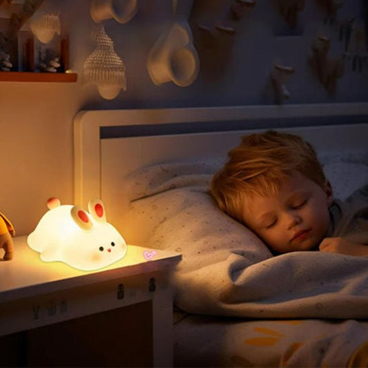 enfant endormie avec veilleuse bébé lapin