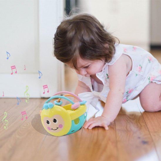 fille joue avec un hochet sensoriel mignon