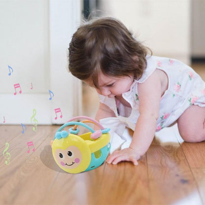 fille joue avec un hochet sensoriel mignon