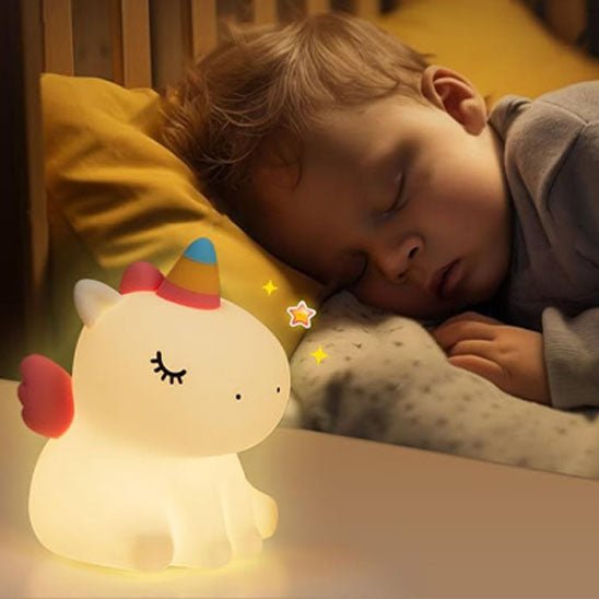 fils endormie avec veilleuse bébé licorne