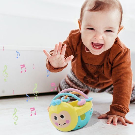 garçon content avec son hochet sensoriel musical