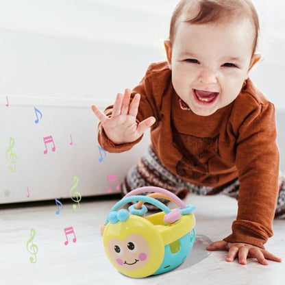 garçon content avec son hochet sensoriel musical