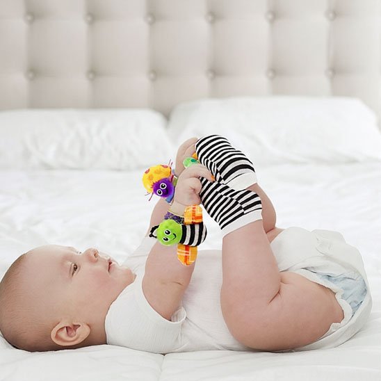 hochet bébé en peluche colorée pour développement moteur