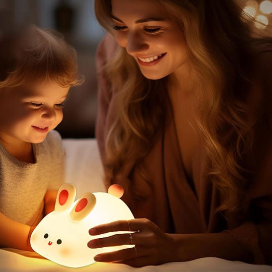 mère et fille jouent avec veilleuse bébé lapin