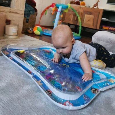 tapis d'eau bébé avec formes colorées flottant