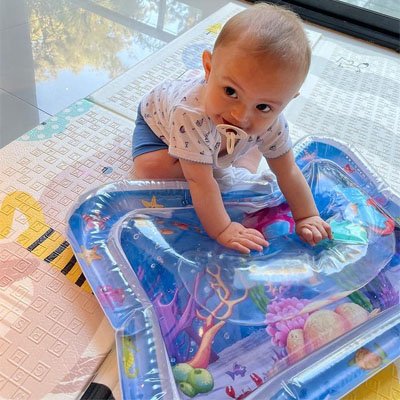 tapis d'eau bébé avec des formes amusantes et colorées